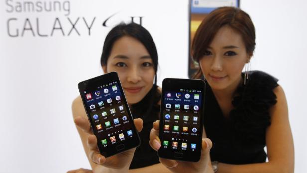 Zwei Frauen präsentieren das Samsung Galaxy II Smartphone.