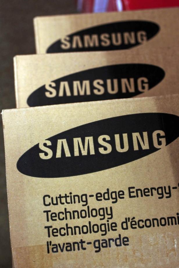 Mehrere Kartons mit dem Samsung-Logo und dem Text „Cutting-edge Energy-Technology“.