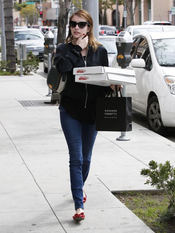 Emma Roberts trägt Pizza und eine Tasche von Rossano Ferretti Hairspa.