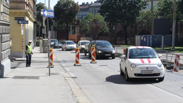Verkehr Gürtel Casse asse einspurig Ein Verkehrspolizist regelt den Verkehr auf einer Wiener Straße.