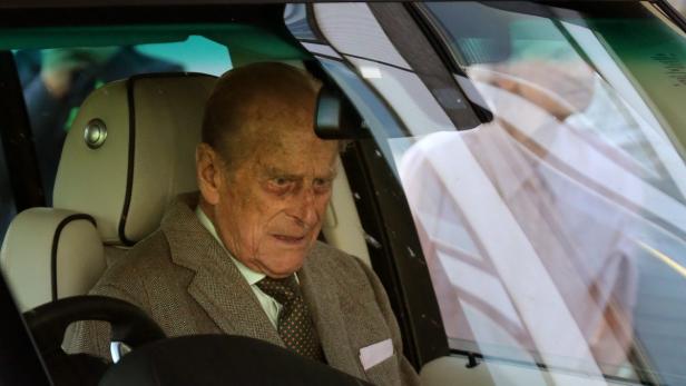 Prinz Philip sitzt in einem Auto.