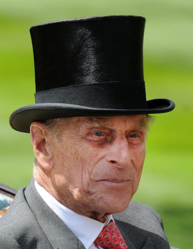 Prinz Philip mit Zylinder und gemusterter Krawatte.