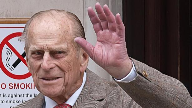 Prinz Philip winkt vor einem „Nicht Rauchen“-Schild.