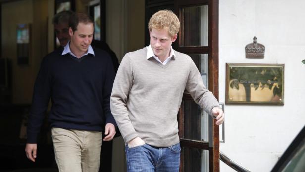 Prinz William und Prinz Harry verlassen das King Edward VII's Hospital.