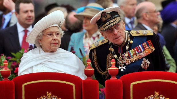 Königin Elisabeth II. und Prinz Philip bei einer öffentlichen Veranstaltung.