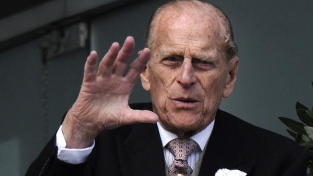 Prinz Philip winkt mit der Hand.