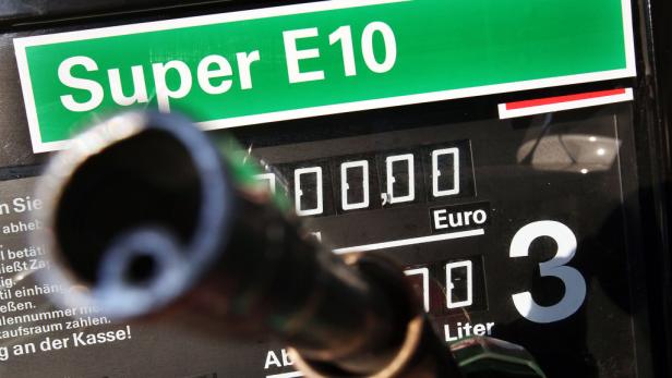 Eine Zapfsäule zeigt den Preis für Super E10 an.
