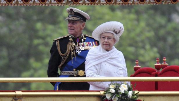 Königin Elisabeth II. und Prinz Philip bei einer öffentlichen Veranstaltung.