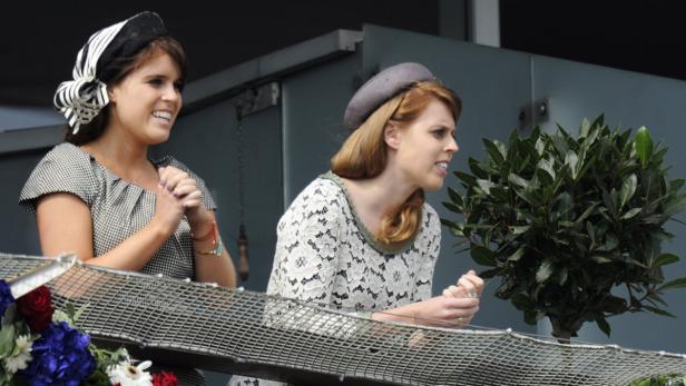 Prinzessin Eugenie und Prinzessin Beatrice beobachten ein Ereignis von einem Balkon aus.