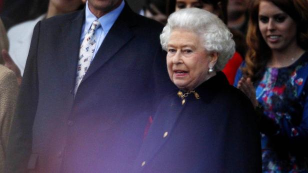 Königin Elisabeth II. bei einer Veranstaltung mit anderen Personen.