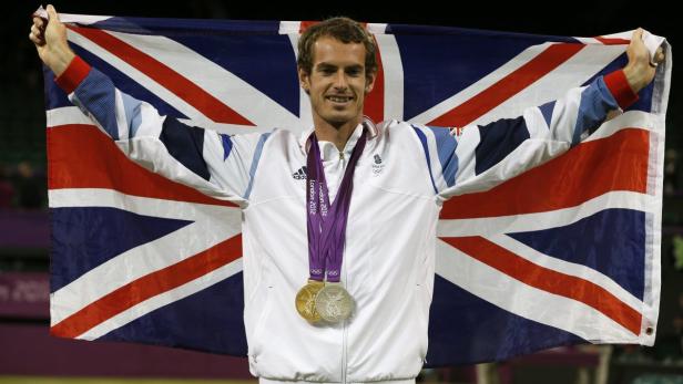 Andy Murray mit Gold- und Silbermedaille, gehüllt in die britische Flagge.