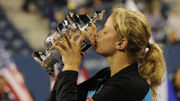 Kim Clijsters küsst die Trophäe nach ihrem Sieg bei den US Open.