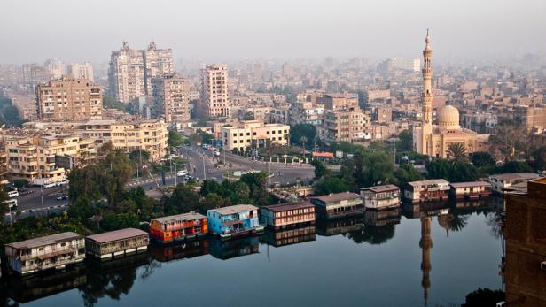 Blick auf Kairo mit dem Nil und einer Moschee im Hintergrund.