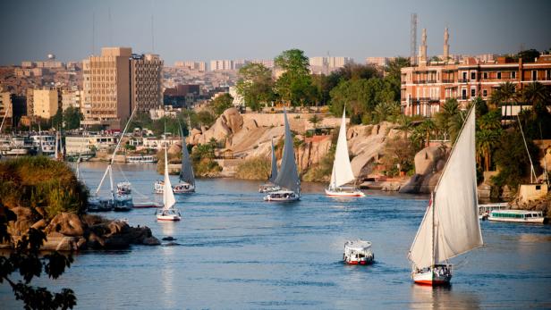 Mehrere Segelboote fahren auf dem Nil in Ägypten.