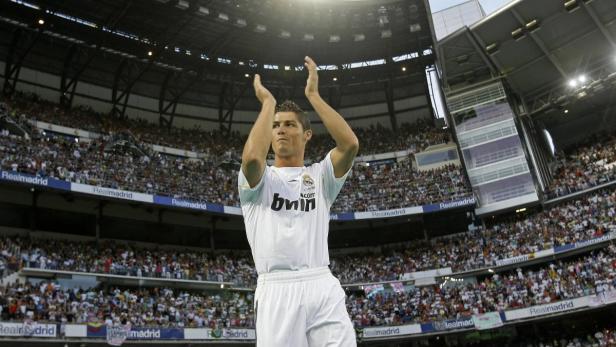 Cristiano Ronaldo applaudiert vor den Fans im Stadion.