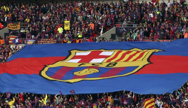 Fans halten ein riesiges Banner des FC Barcelona im Stadion hoch.