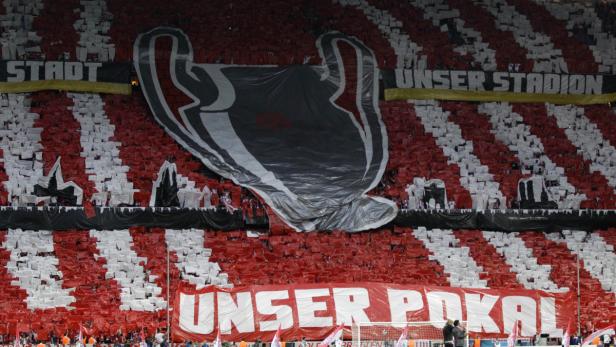 Eine rot-weiße Fanchoreografie mit einem großen Pokal-Motiv im Stadion.