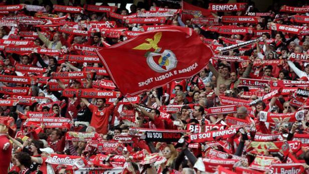 Eine große Menschenmenge schwenkt rote Benfica Lissabon-Schals und eine Flagge.