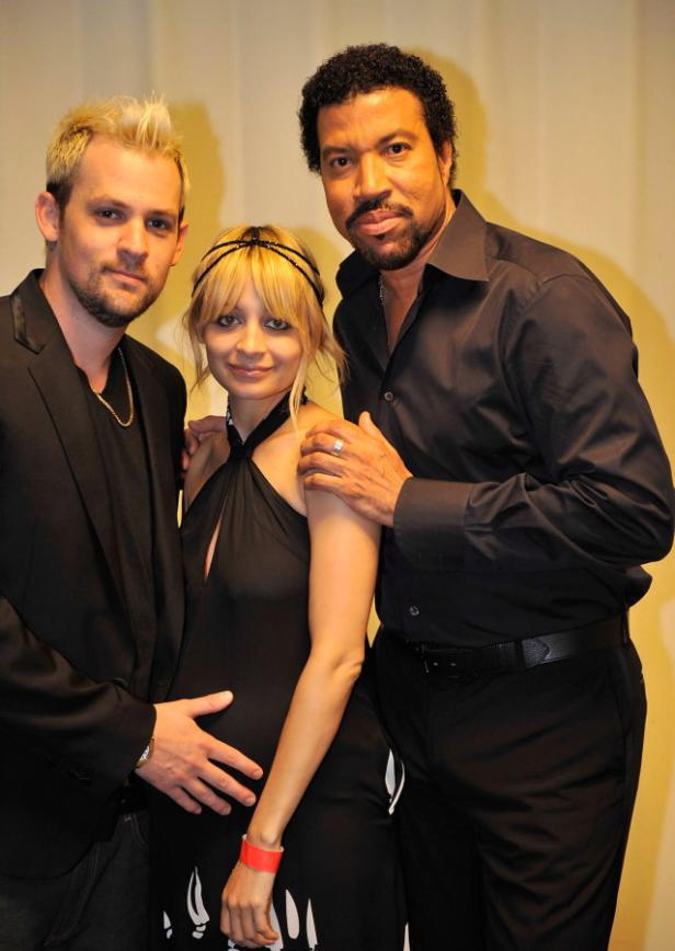 Nicole Richie posiert mit Joel Madden und Lionel Richie für ein Foto.