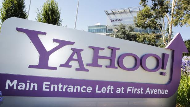 Yahoo-Zentrale in Sunnyvale, Kalifornien. Ein Schild mit dem Yahoo!-Logo und dem Hinweis auf den Haupteingang.