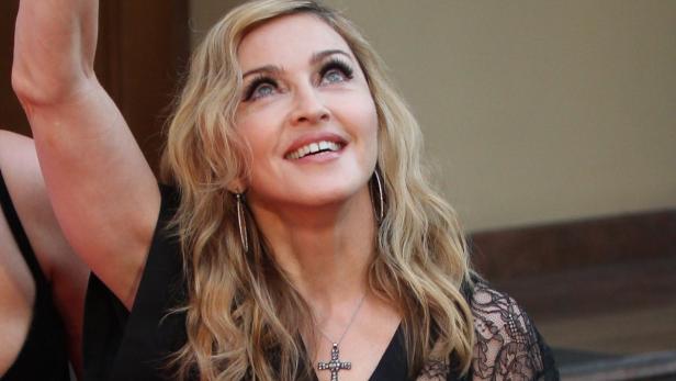 Madonna lächelt und blickt nach oben.
