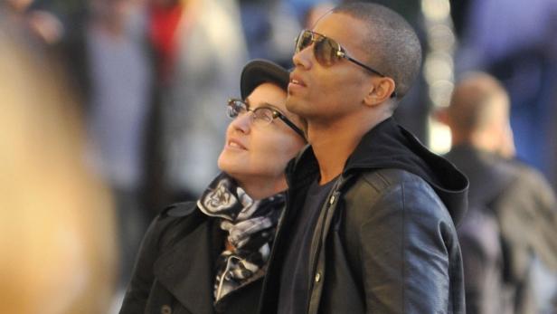 Madonna und ihr Freund Brahim Zaibat schauen gemeinsam in den Himmel.