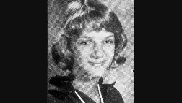 Ein Schwarzweißporträt einer jungen Frau mit lockigem Haar.