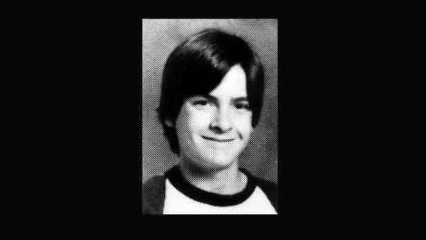 Ein Schwarzweißporträt eines jungen Mannes mit dunklen Haaren.