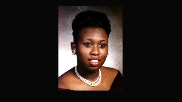 Porträt einer jungen Frau mit Perlenkette und Ohrringen.