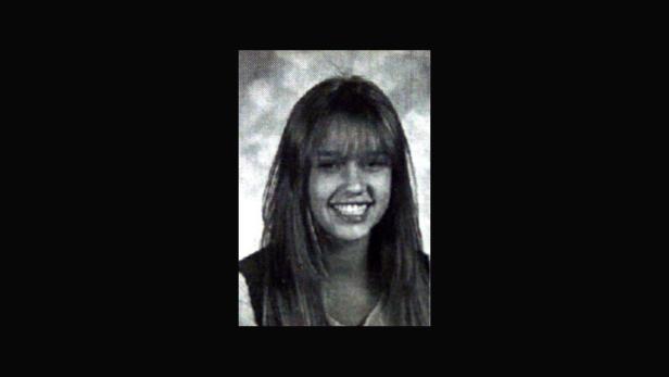 Ein Schwarzweiß-Porträt einer lächelnden jungen Frau mit Pony.