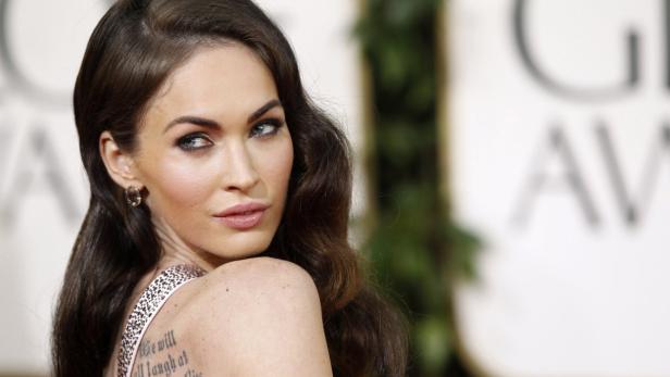 Ein Porträt von Megan Fox auf dem roten Teppich.
