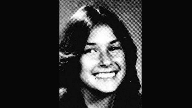 Ein Schwarz-Weiß-Porträt einer lächelnden jungen Frau.