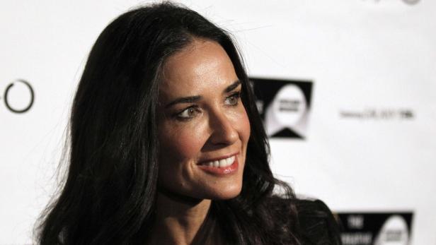 Ein Porträt von Demi Moore, die lächelt und in die Ferne schaut.