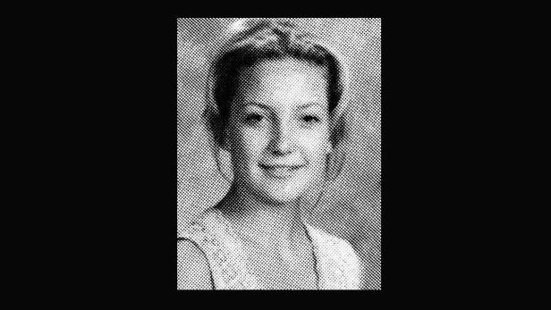 Ein Porträt einer jungen Frau mit hochgesteckten Haaren.