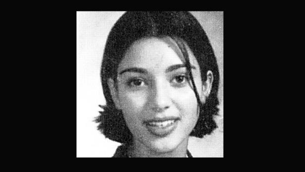 Ein Schwarz-Weiß-Porträt von Kim Kardashian als Teenager.