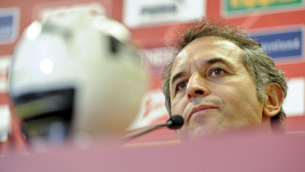 Ein Mann spricht bei einer Pressekonferenz in ein Mikrofon.