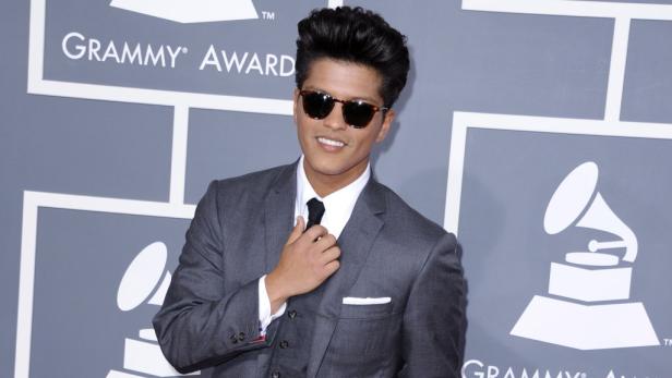 Bruno Mars posiert auf dem roten Teppich der Grammy Awards.