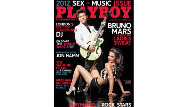 Das Cover der Playboy-Ausgabe vom April 2012 mit Bruno Mars und Raquel Pomplun.