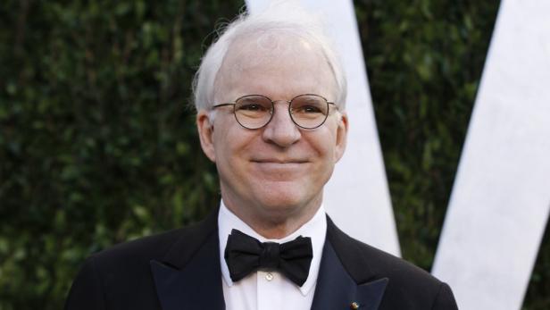 Steve Martin trägt einen Smoking und eine Fliege.