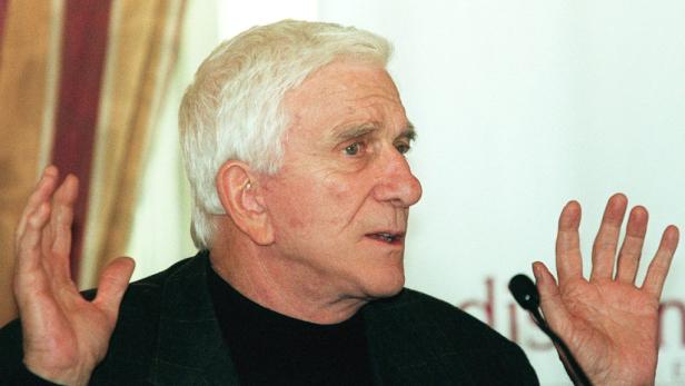 Leslie Nielsen gestikuliert während einer Rede.