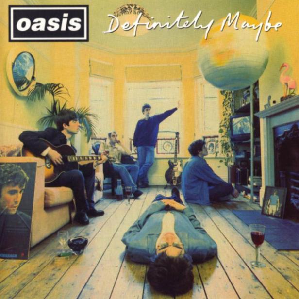 Das Cover des Albums „Definitely Maybe“ von Oasis zeigt die Bandmitglieder in einem Wohnzimmer.