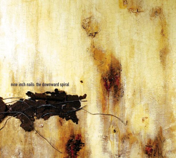 Das Cover des Albums „The Downward Spiral“ von Nine Inch Nails zeigt eine abstrakte, strukturierte Oberfläche.