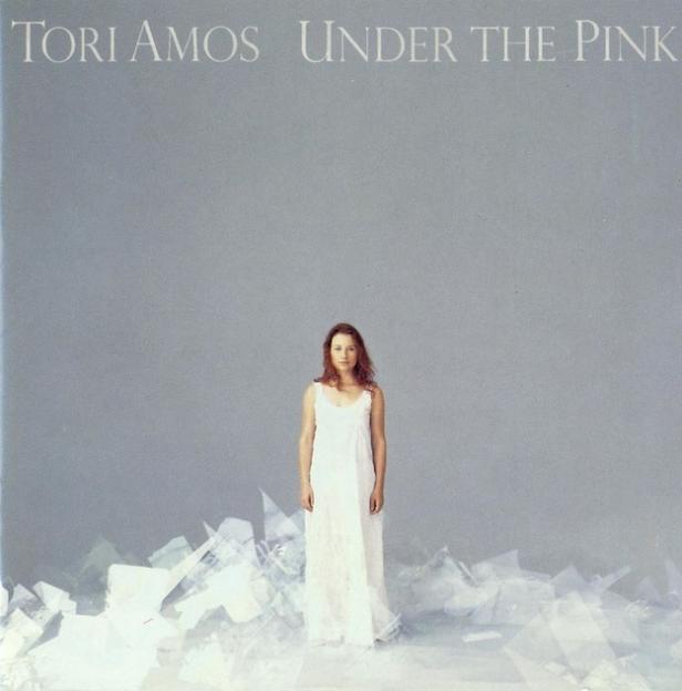 Das Cover von Tori Amos' Album „Under the Pink“ zeigt die Sängerin in einem weißen Kleid.