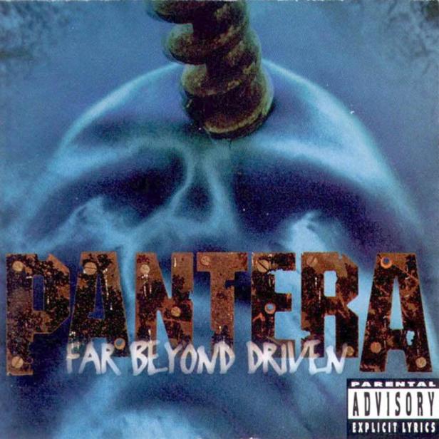 Das Cover des Albums „Far Beyond Driven“ von Pantera zeigt einen Schädel mit einer Schraube im Kopf.