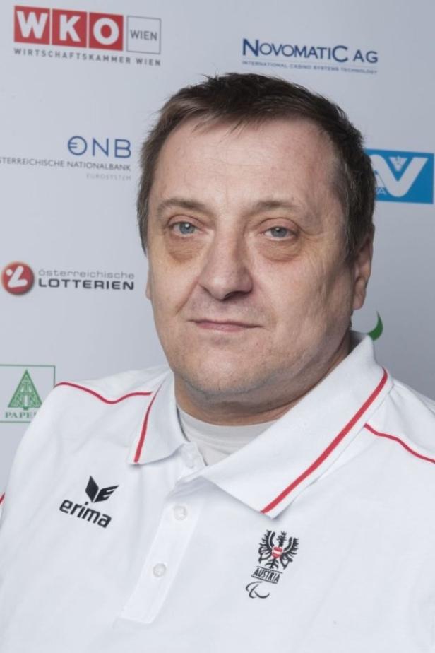 Ein Mann im Poloshirt des österreichischen Behindertensportverbandes.