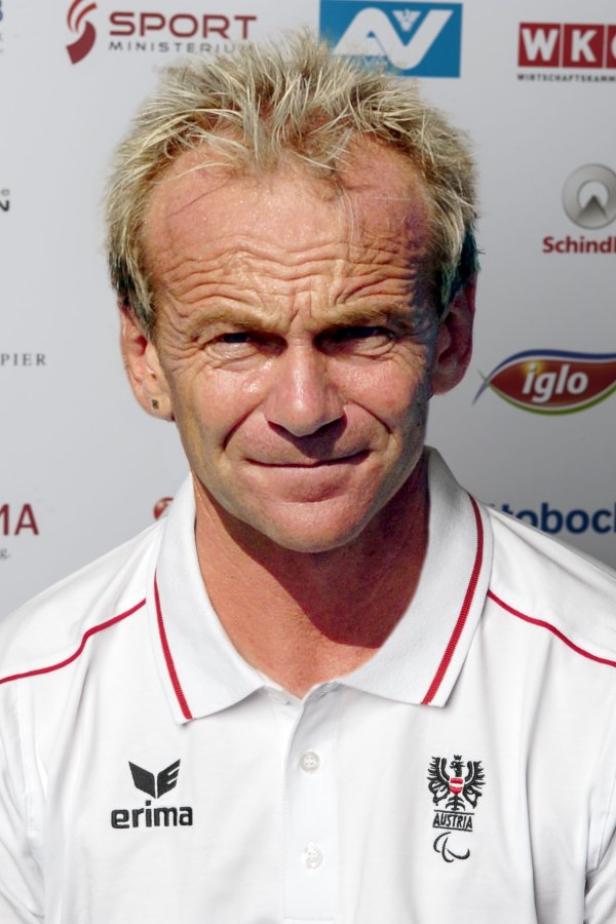 Porträt eines Mannes im Poloshirt des österreichischen Behindertensportverbandes.