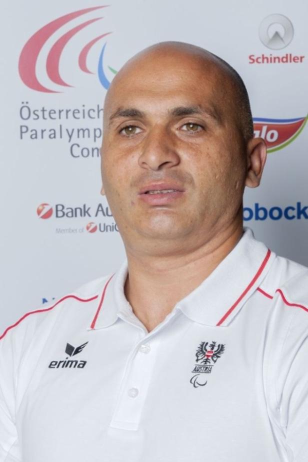 Ein Mann im Poloshirt des österreichischen Paralympischen Committees.