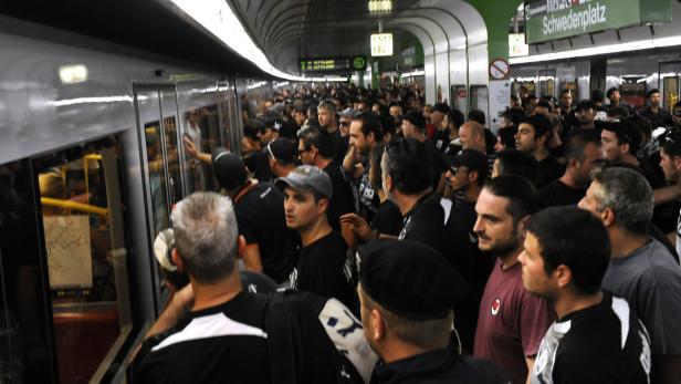 Eine Menschenmenge drängt sich in einer U-Bahn-Station am Bahnsteig „Schwedenplatz“.