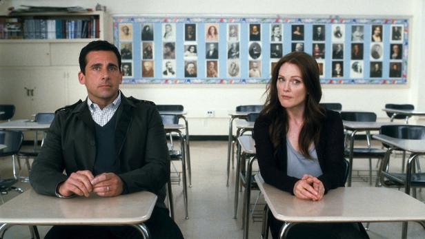 Steve Carell und Julianne Moore sitzen in einem Klassenzimmer an ihren Schreibtischen.