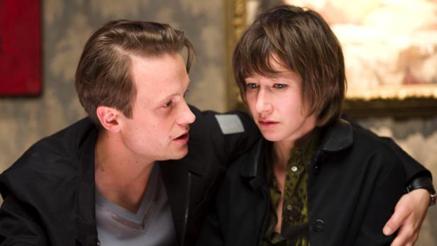 Ein Mann spricht mit einer Frau, die besorgt aussieht.